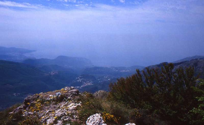 264-Da Monte Sant'Angelo ai Tre pizzi,la Penisola sorrentina,aprile 1990.jpg